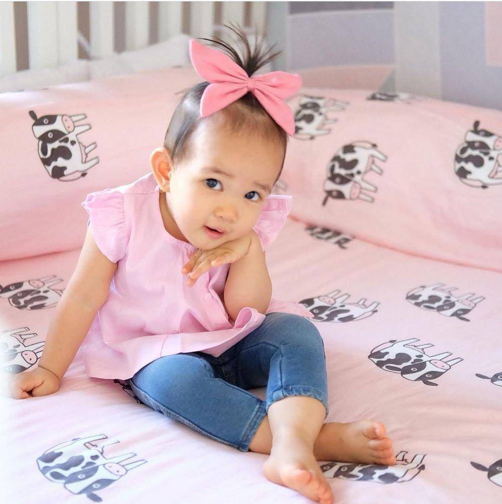 pose gemas Ariella (instagram.com/ariellalenorawiguna)