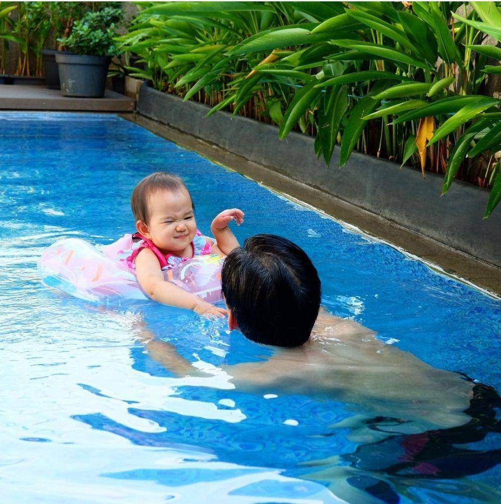 Ariella saat renang bareng papa tercinta. (instagram.com/ariellalenorawiguna)