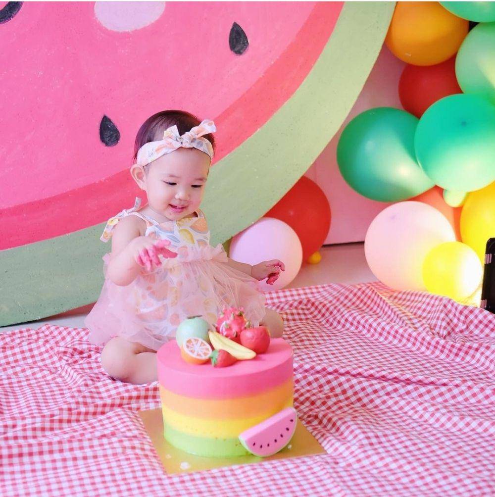 Ariella saat menikmati kue yang bikin ngiler. (instagram.com/ariellalenorawiguna)