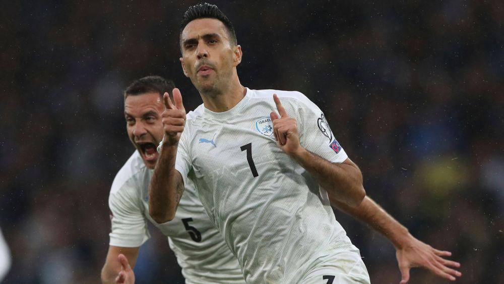 Eran Zahavi melakukan selebrasi usai mencetak gol. (skysports.com)