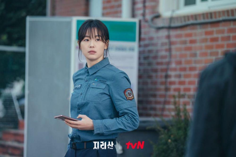 13 Potret Tangguh dan Anti Sambat ala Jun Ji Hyun dalam KDrama Jirisan