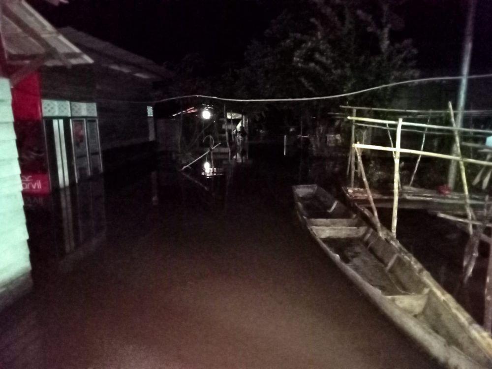 Banjir di Kecamatan Kapuas, Sanggau tiga pekan belum surut (dok. BPBD Kabupaten Sanggau)