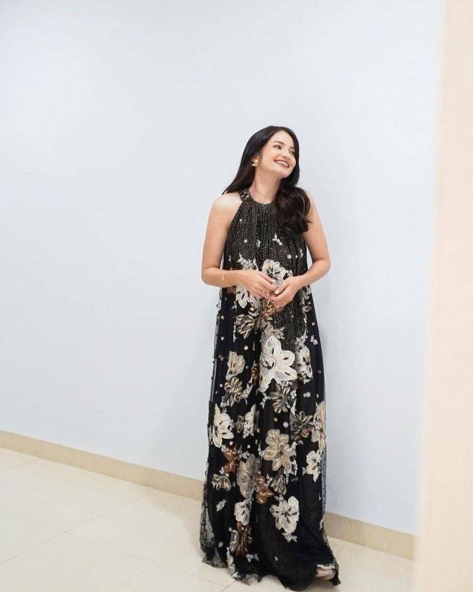 Dress Brokat hingga OOTD Couple Warna Hitam (instagram.com/enzystoria)