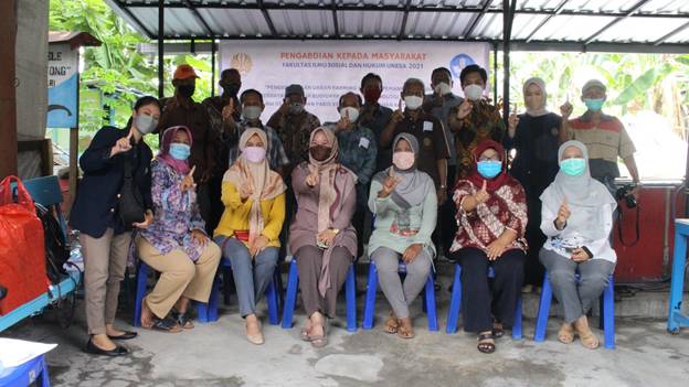 Kegiatan foto bersama warga saat sosialisasi mengenai teknik budidaya lele teknologi Bioflok. Dok: Penulis