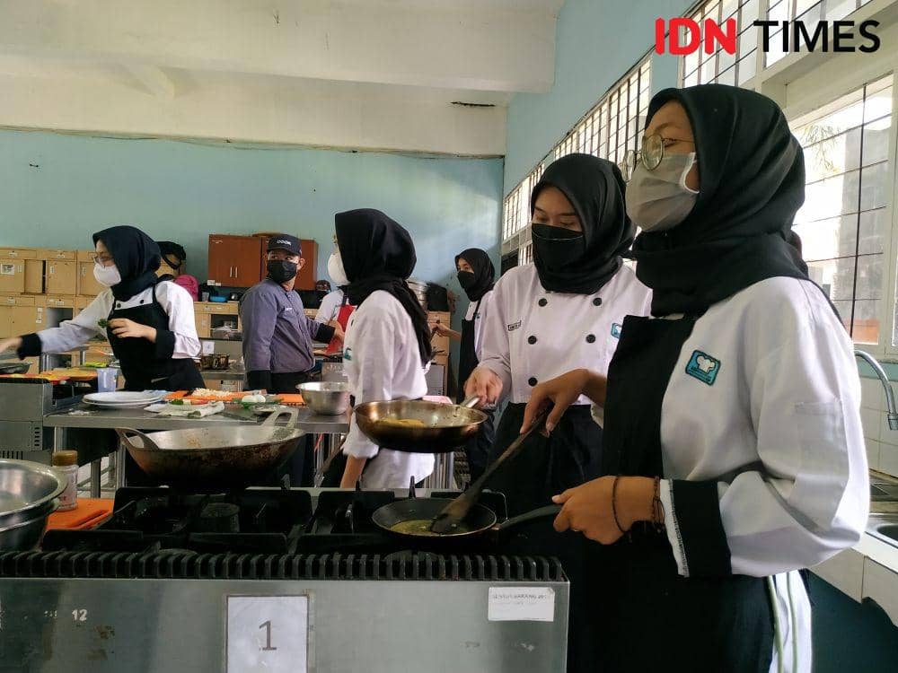 Ilustrasi SMKN 9 Kota Bandung (IDN Times-Azzis Zulkhairil)