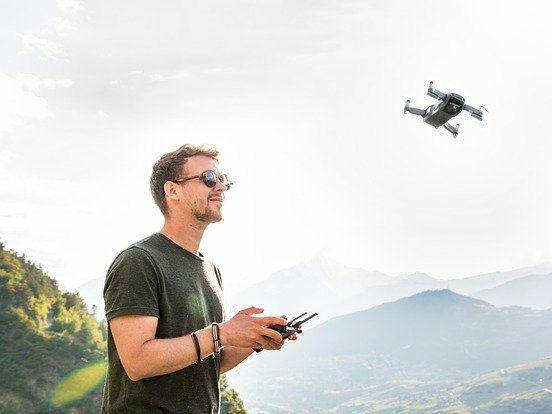 ilustrasi pria bermain drone (pixabay.com/Lukas Bieri)