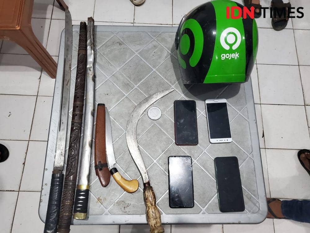 Dua pemuda Kota Bandar Lampung berhasil diamankan tim gabungan Resmob Polresta Bandar Lampung dan Unit Polsek Kedaton. (IDN Times/Tama Yudha Wiguna)
