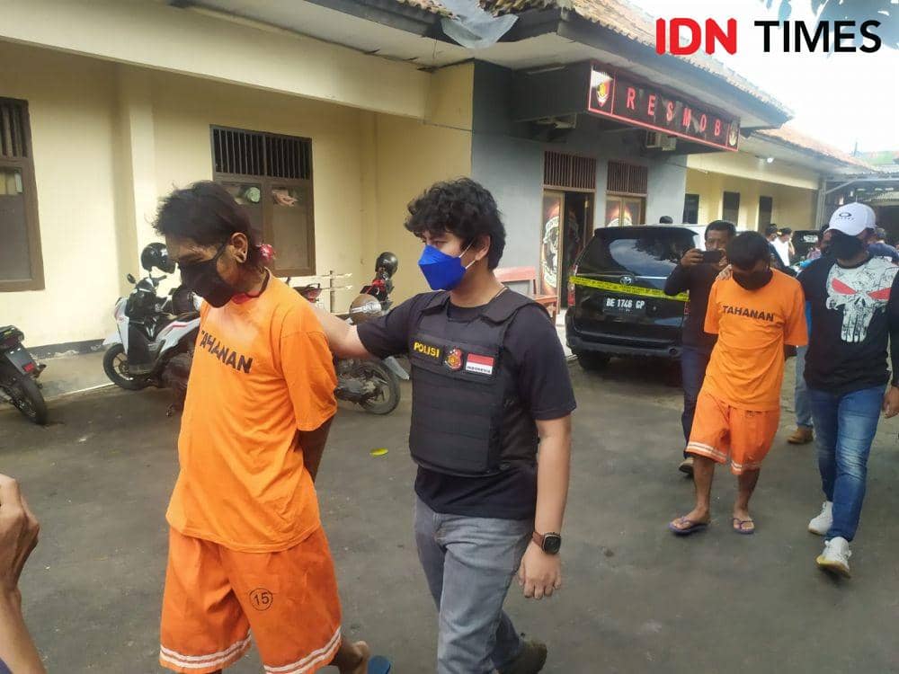 Dua pemuda Kota Bandar Lampung berhasil diamankan tim gabungan Resmob Polresta Bandar Lampung dan Unit Polsek Kedaton. (IDN Times/Tama Yudha Wiguna)