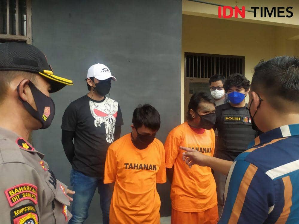 Dua pemuda Kota Bandar Lampung berhasil diamankan tim gabungan Resmob Polresta Bandar Lampung dan Unit Polsek Kedaton. (IDN Times/Tama Yudha Wiguna)