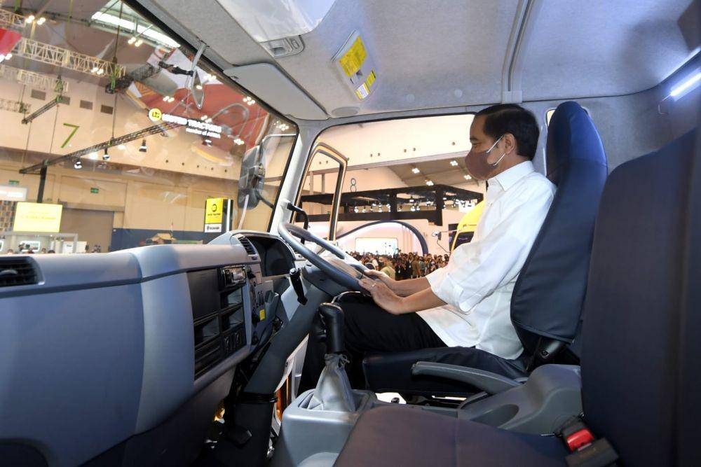 Presiden Jokowi tinjau pameran Gakindo Indonesia Internasional Auto Show (GIIAS) di ICE BSD City, Tangerang. (dok. Biro Pers Kepresidenan)