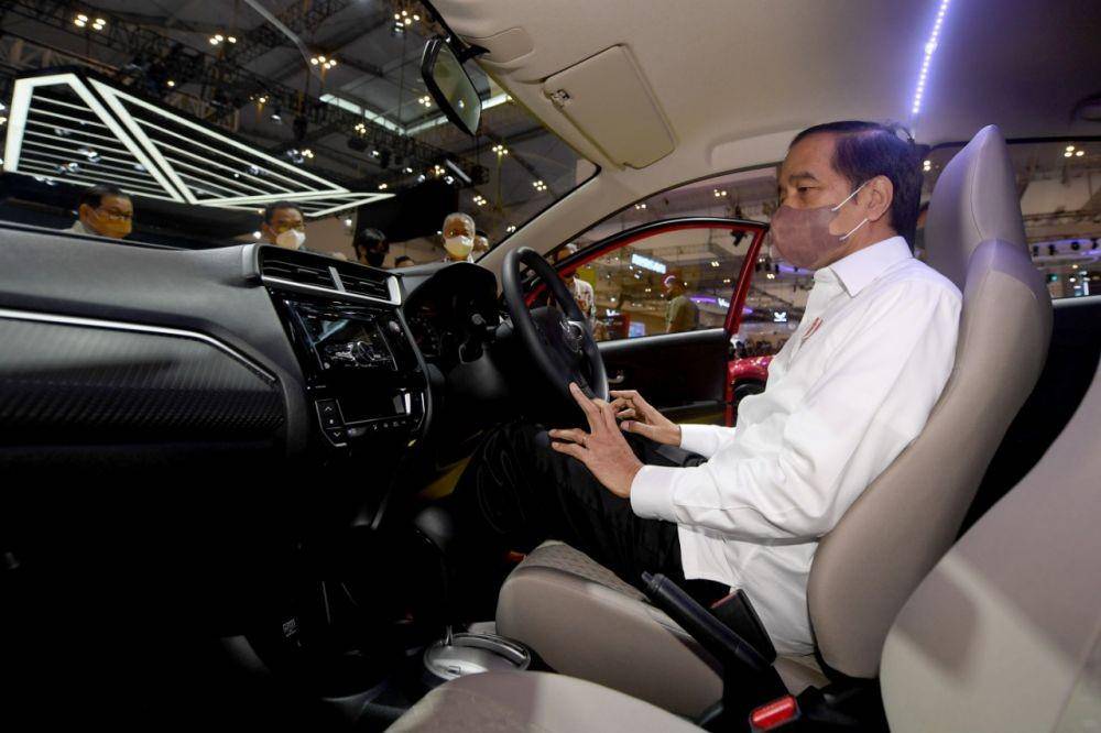 Presiden Jokowi tinjau pameran Gakindo Indonesia Internasional Auto Show (GIIAS) di ICE BSD City, Tangerang. (dok. Biro Pers Kepresidenan)