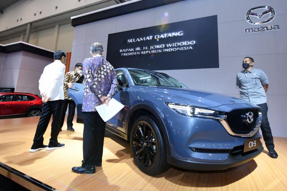 Presiden Jokowi tinjau pameran Gakindo Indonesia Internasional Auto Show (GIIAS) di ICE BSD City, Tangerang. (dok. Biro Pers Kepresidenan)