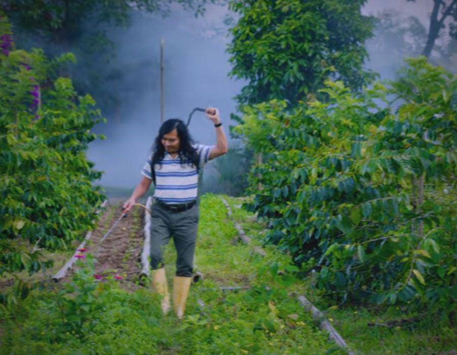 cuplikan adegan video Mulih (youtube.com/navicula)