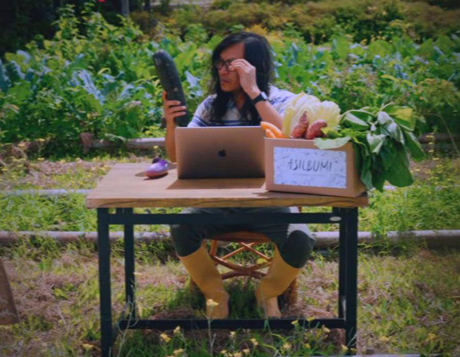 cuplikan adegan video Mulih (youtube.com/navicula)