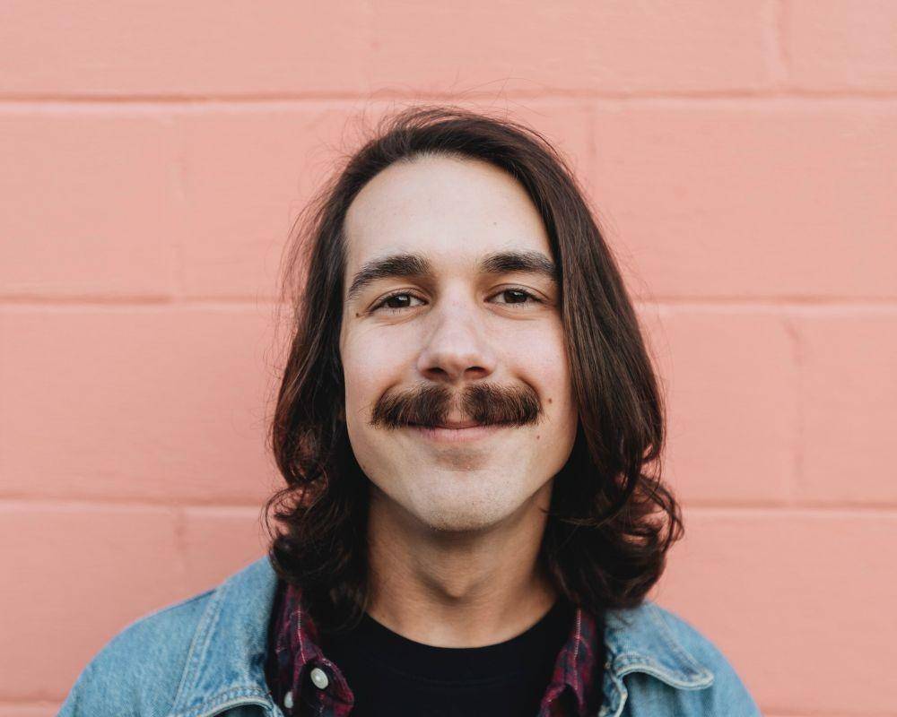 Ilustrasi kumis pria (unsplash.com/Parker Coffman)
