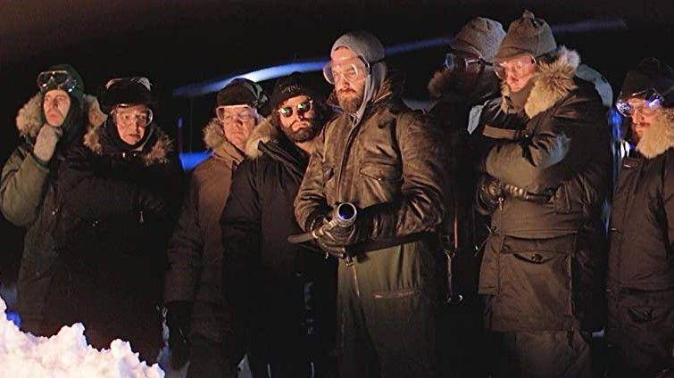 Tokoh film The Thing berjejer di luar laboratorium Antartika (dok. Universal Pictures/The Thing)