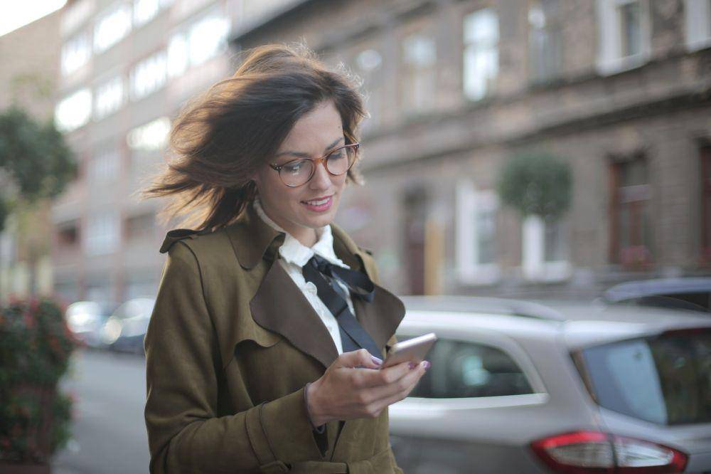 Seorang wanita bermain smartphone. (pexels.com/AndreaPiacquadio)