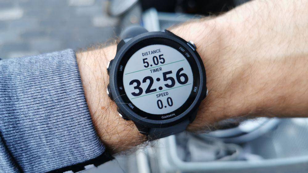 ilustrasi Garmin Forerunner 245 (techradar.com)