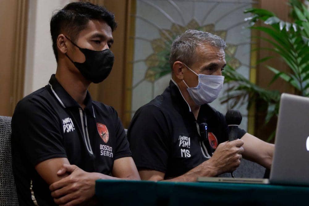 Pemain PSM Makassar Fajar Handika (kiri) dan pelatih Milomir Seslija (kanan) dalam sesi jumpa pers virtual jelang laga pekan ke-12 BRI Liga 1 2021/22 kontra PSS Sleman, Rabu 17 November 2021. (Dok. MO PSM Makassar)