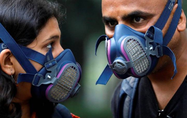 Arsip--Warga memakai masker pada saat malam berasap di New Delhi, India, Kamis (31/10/2019). ANTARA FOTO/REUTERS/Anushree Fadnavis/wsj/cfo
