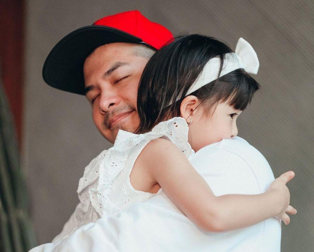 10 Potret Hangat Nastusha Manja di Pelukan Glenn Alinskie, Kesayangan!