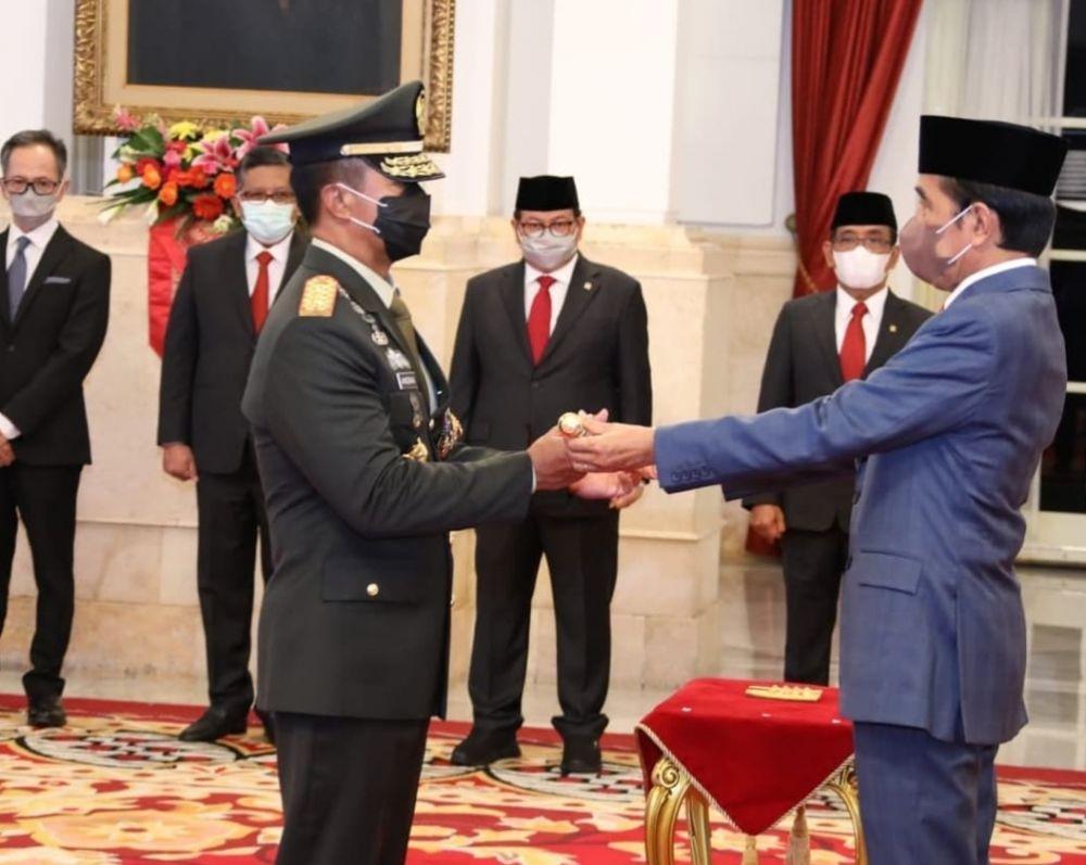 Presiden Joko "Jokowi" Widodo menyerahkan tongkat khusus Panglima TNI kepada Jenderal Andika Perkasa ketika dilantik menjadi Panglima TNI (www.instagram.com/@puspentni)