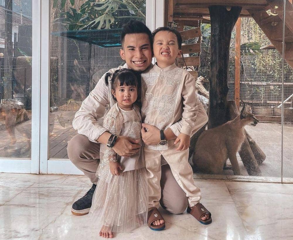 Niko Al Hakim bersama dua anaknya (instagram.com/okintph)