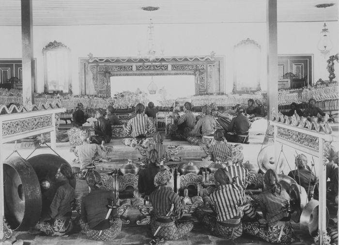 Pertunjukan wayang kulit diiringi musik gamelan (collectie.wereldculturen.nl)