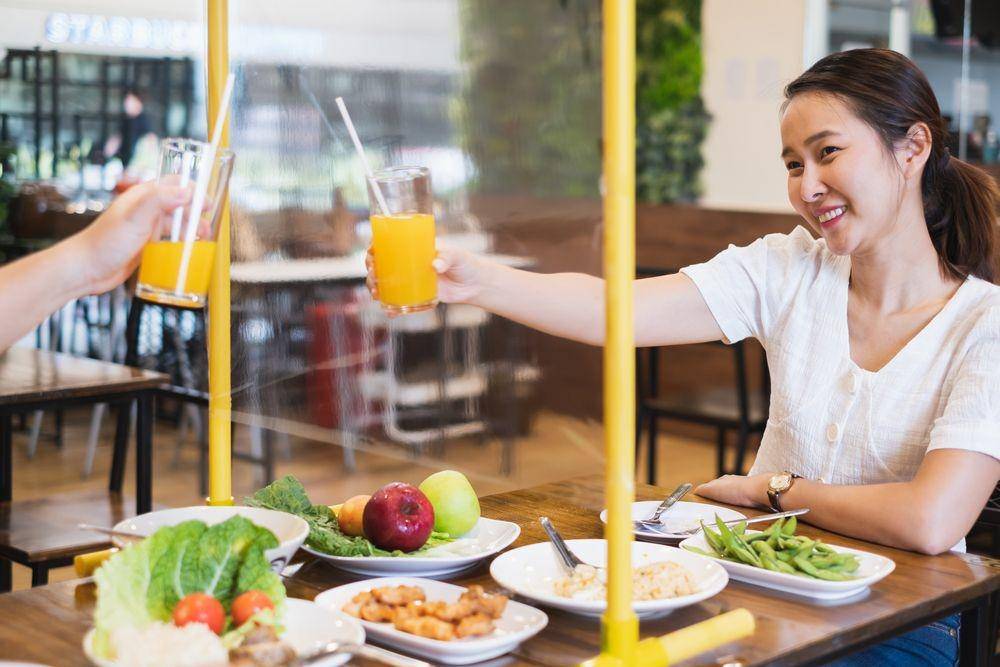 Millennial sedang jajan di kantin. (Shutterstock/Nattakorn_Maneerat)