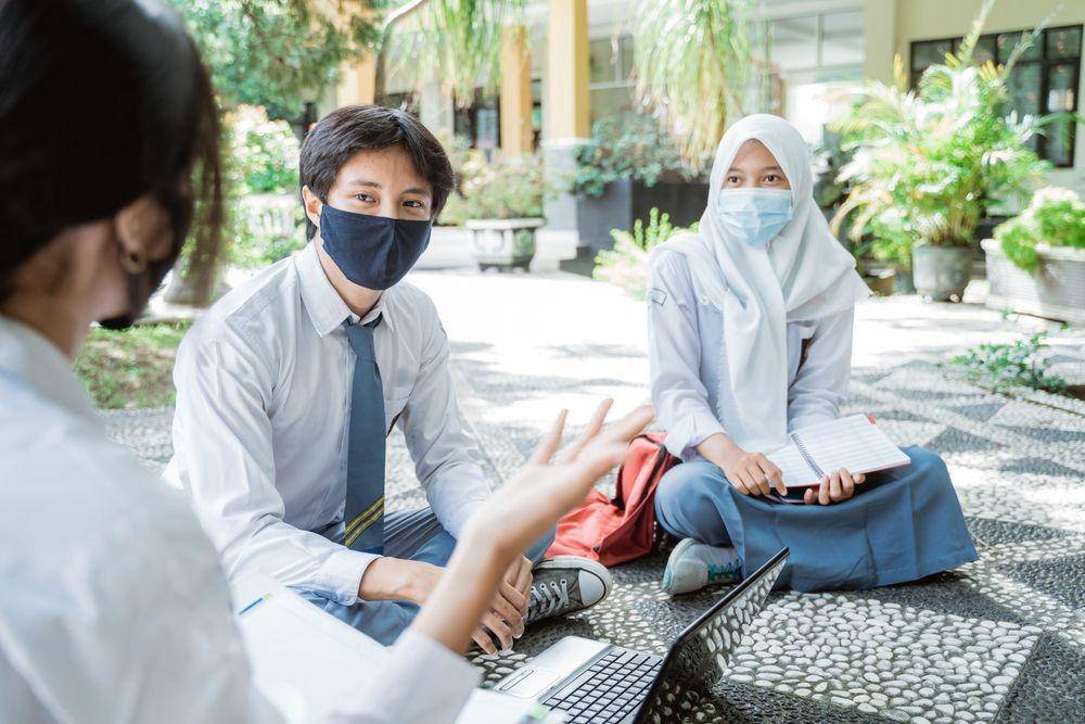 Pelajar SMA pakai masker di sekolah. (Shutterstock/Odua Images)