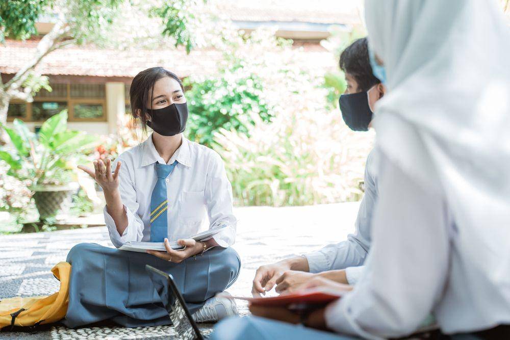 Pelajar SMA pakai masker di sekolah. (Shutterstock/Odua Images)