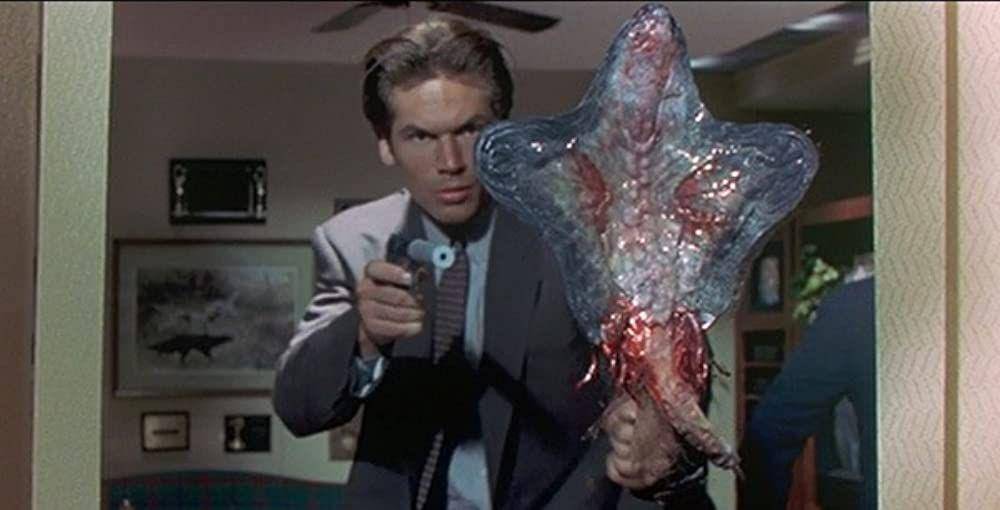 Eric Thal melawan alien parasit dalam The Puppet Masters (dok. Buena Vista Pictures/The Puppet Masters)