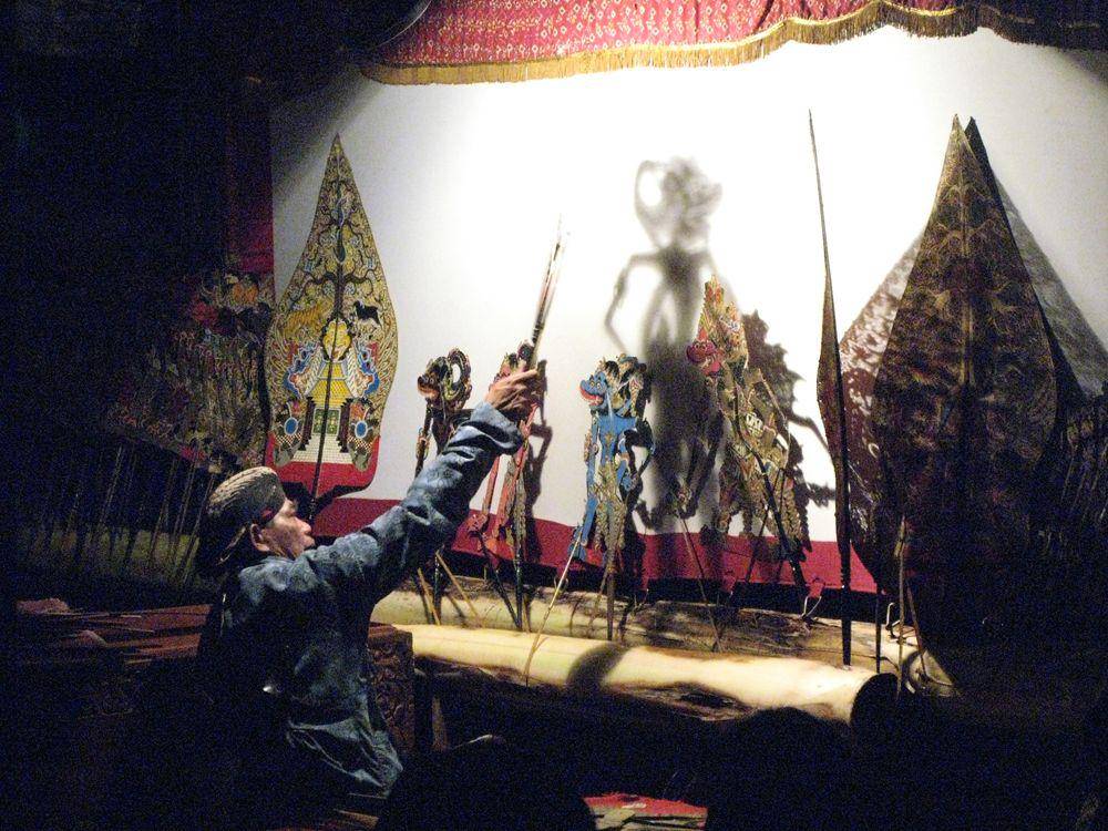 ilustrasi dalang bermain wayang kulit (flickr.com/flydime)