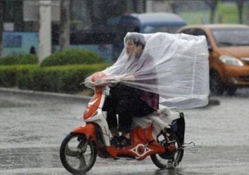 Orang Pakai Jas Hujan Ngakak (funnyjunksite.com)