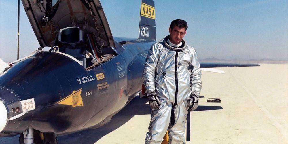 Michael Adams di samping pesawat X-15 setelah penerbangan penelitian yang sukses pada 22 Maret 1967. Adams tewas dalam kecelakaan pesawat nomor tiga pada 15 November 1967. (dok. nasa.gov)
