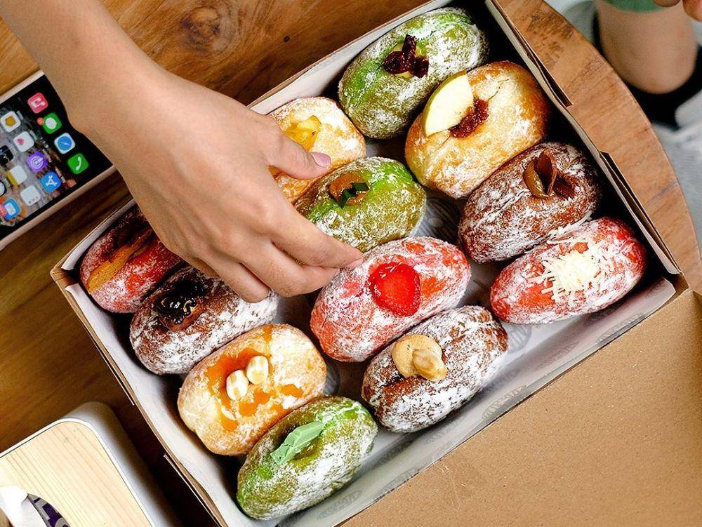 Salah satu menu Kalis Donut 'bomboloni' (instagram.com/kalisdonuts.id)