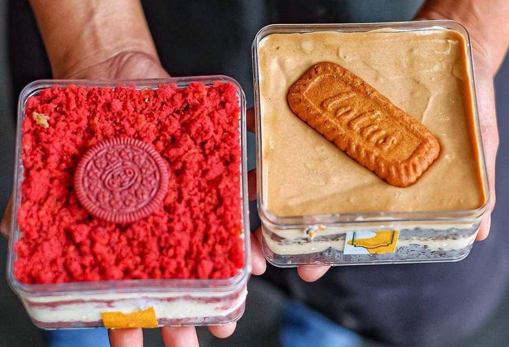 Dessert box 'red velvet dan lotus biscoff' di AND Coffee Dessert. (instagram.com/andcoffeedessert.id))