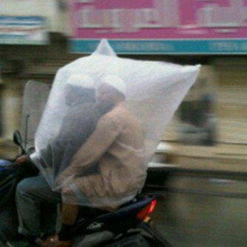 Orang Pakai Jas Hujan Ngakak (pinterest.com)