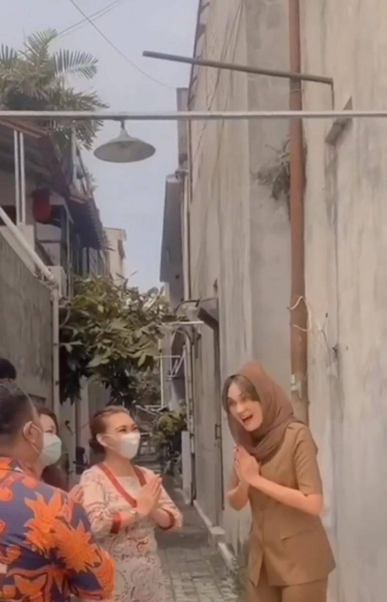 Luna Maya (Instagram.com/moonshine_lunamaya)