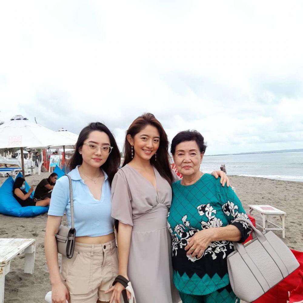 potret keluarga Natalie Zenn (instagram.com/_ayusari_)