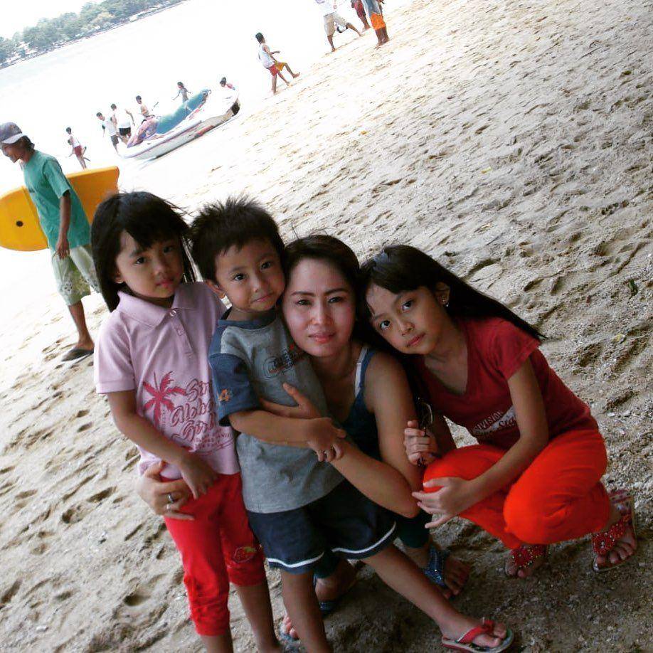 potret keluarga Natalie Zenn (instagram.com/_ayusari_)