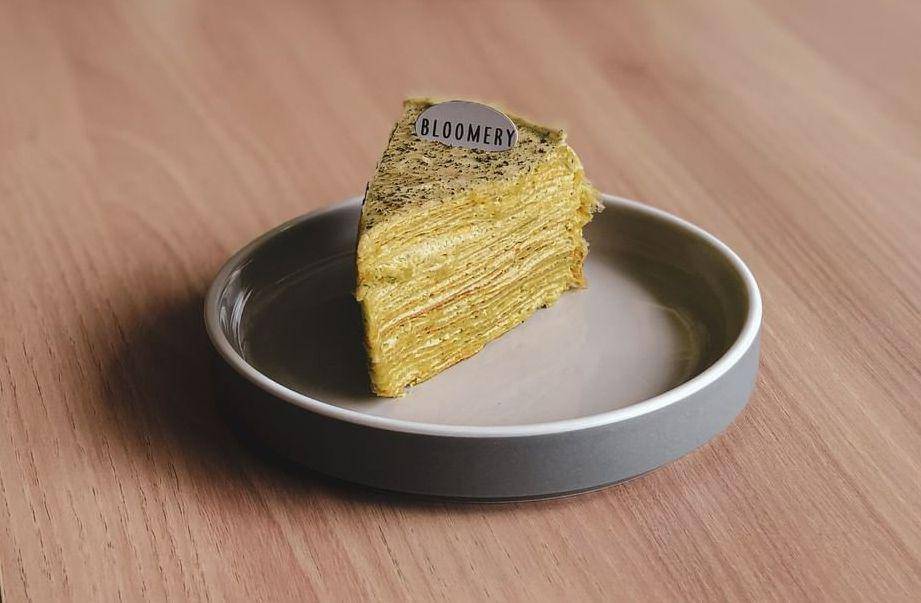 Salah satu menu Bloomery Patisserie 'matcha mille crepes' (instagram.com/bloomerypatisserie)