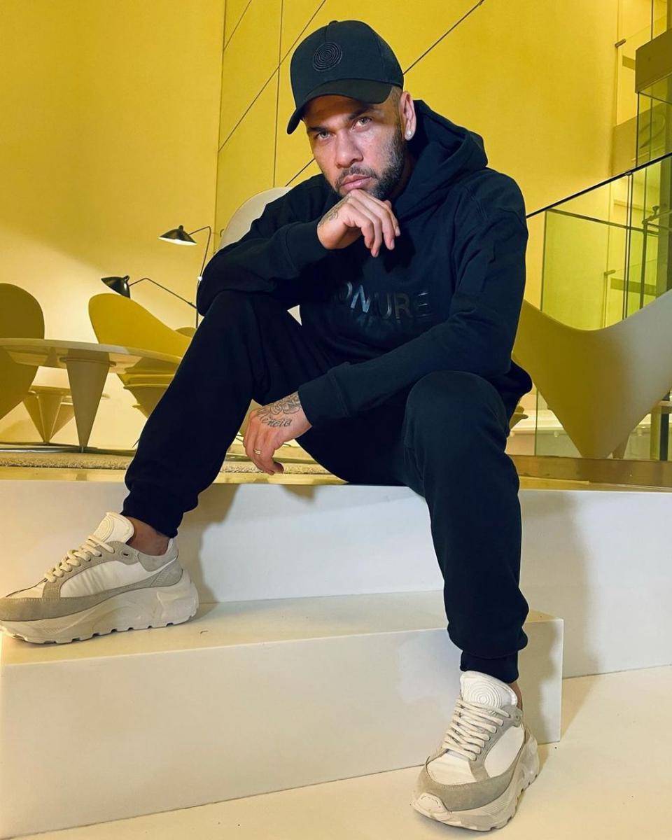 Gaya busana Dani Alves (instagram.com/danialves)