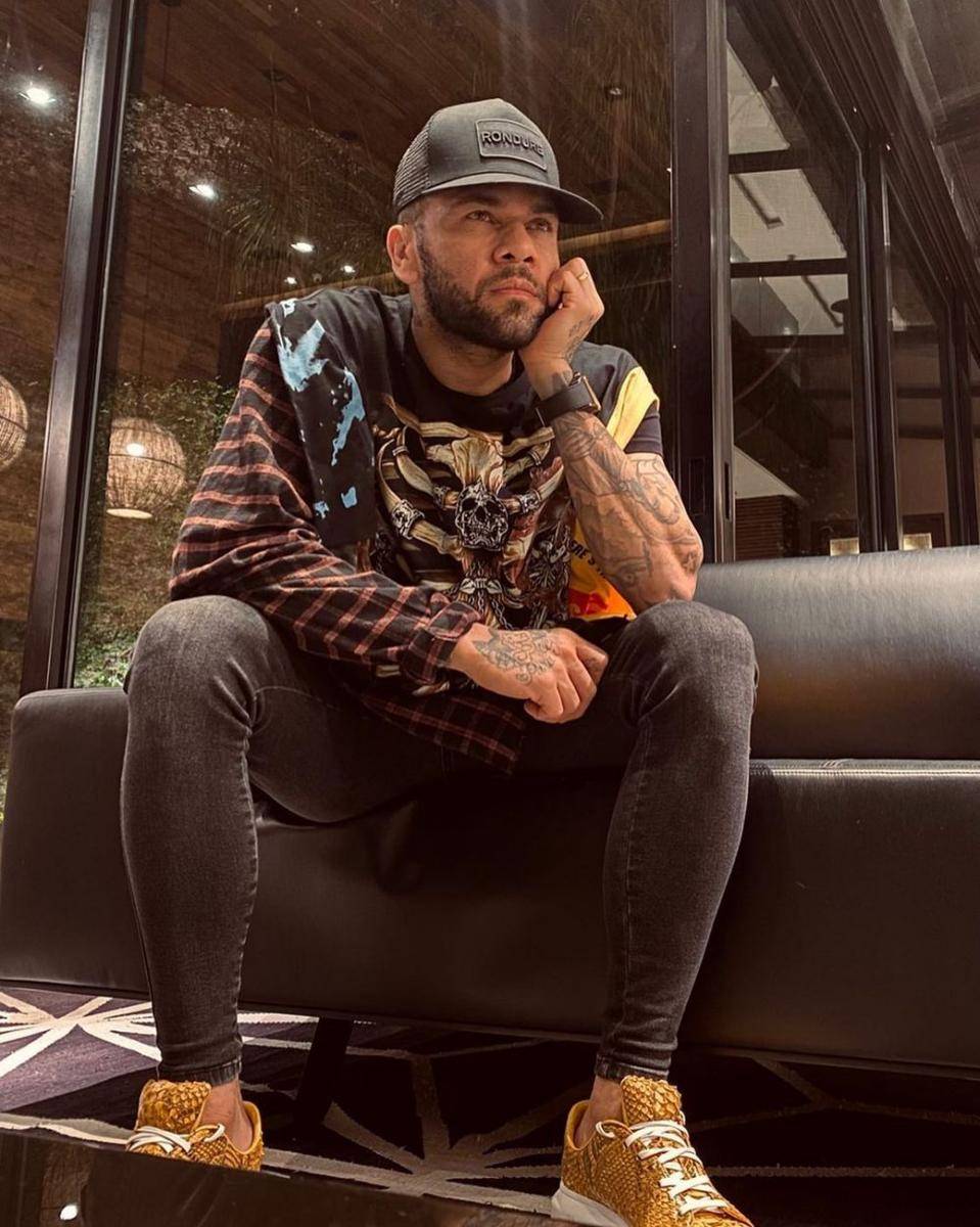 Gaya busana Dani Alves (instagram.com/danialves)