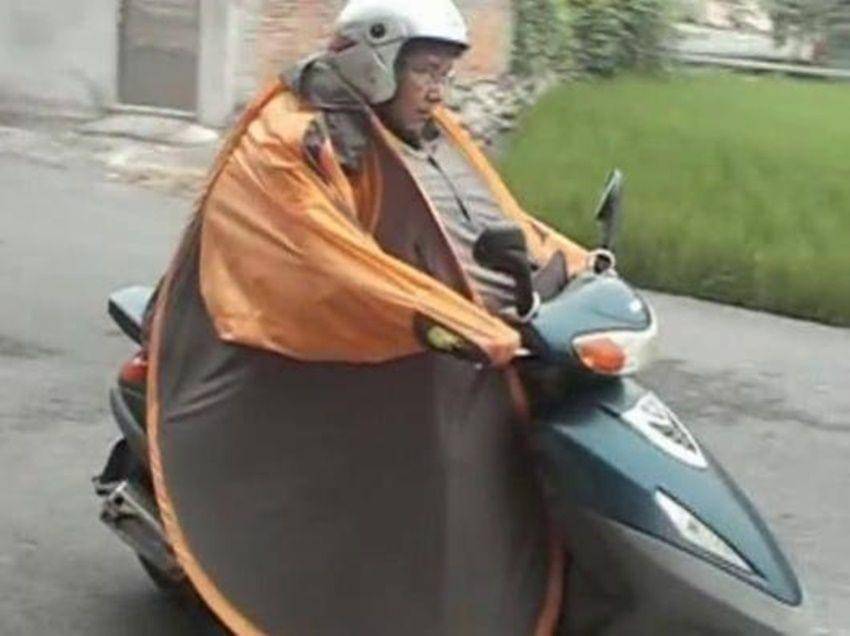 Orang Pakai Jas Hujan Ngakak (inventorspot.com)