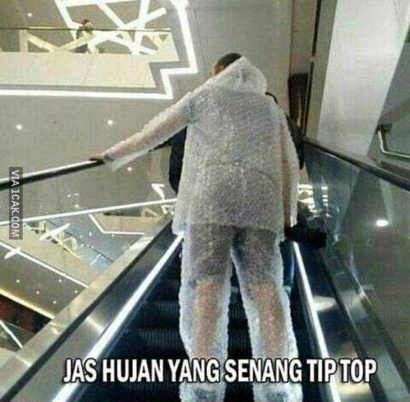Orang Pakai Jas Hujan Ngakak (1cak.com)