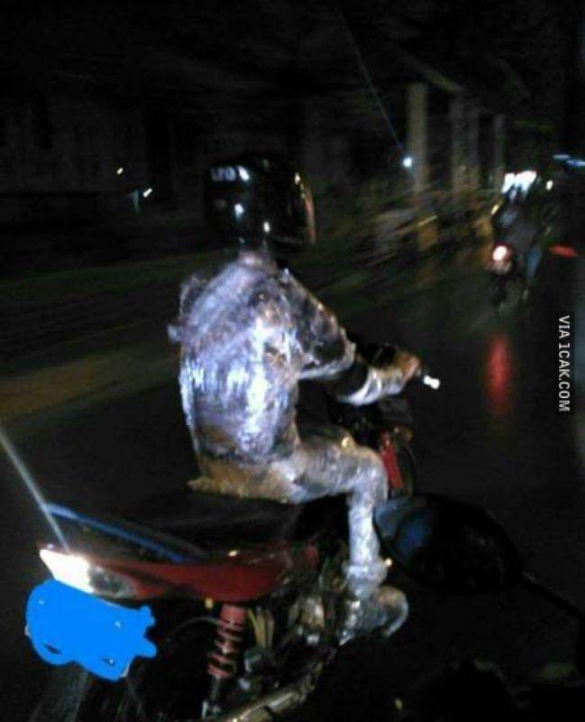 Orang Pakai Jas Hujan Ngakak (1cak.com)