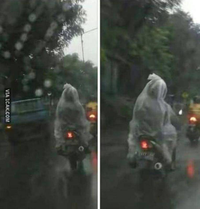 Orang Pakai Jas Hujan Ngakak (1cak.com)