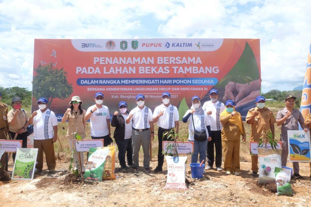 Kementerian Lingkungan Hidup dan Kehutanan (KLHK) bekerja sama dengan PT Pupuk Kalimantan Timur (Pupuk Kaltim/PKT) melakukan penanaman perdana demonstration plot (demplot) pohon Tengkawang dan durian Musang King. (Dok. PKT)