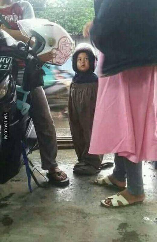 Orang Pakai Jas Hujan Ngakak (1cak.com)